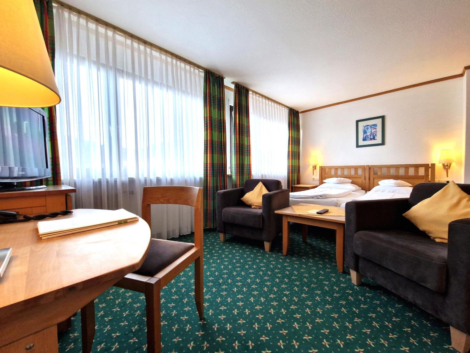 Badhotel Restaurant Stauferland Bad Boll Eksteriør bilde