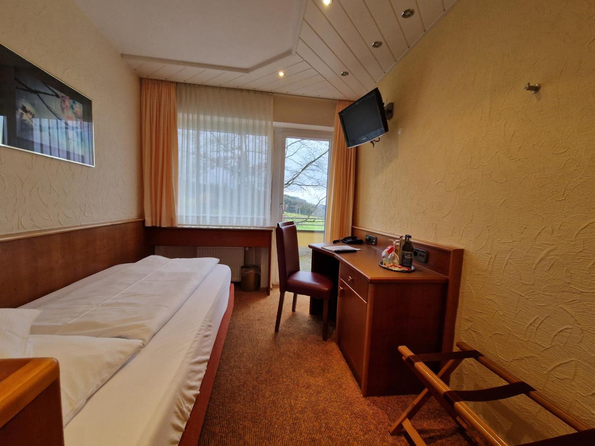 Badhotel Restaurant Stauferland Bad Boll Eksteriør bilde